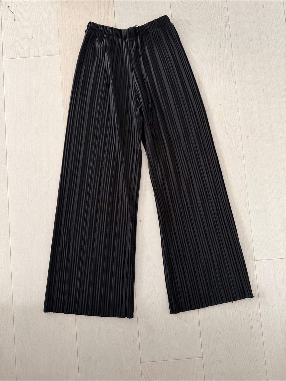 Uniqlo Black Pleated Wide-Leg Trousers